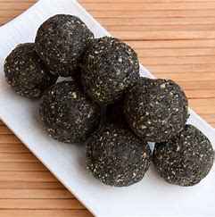 FE BLK SESAME BALL