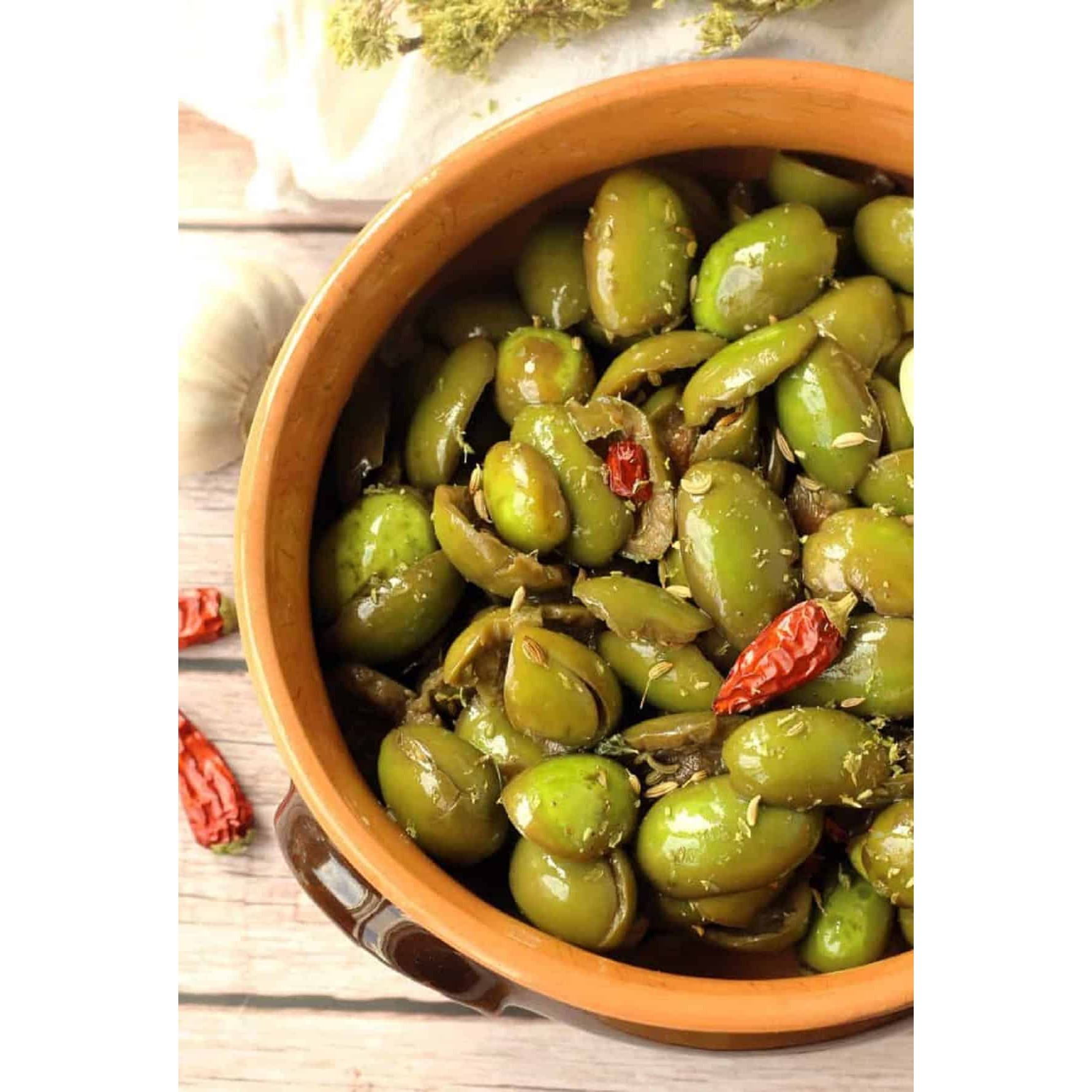 GREEN CRACKED OLIVES WITH PEPPER 1000 GM