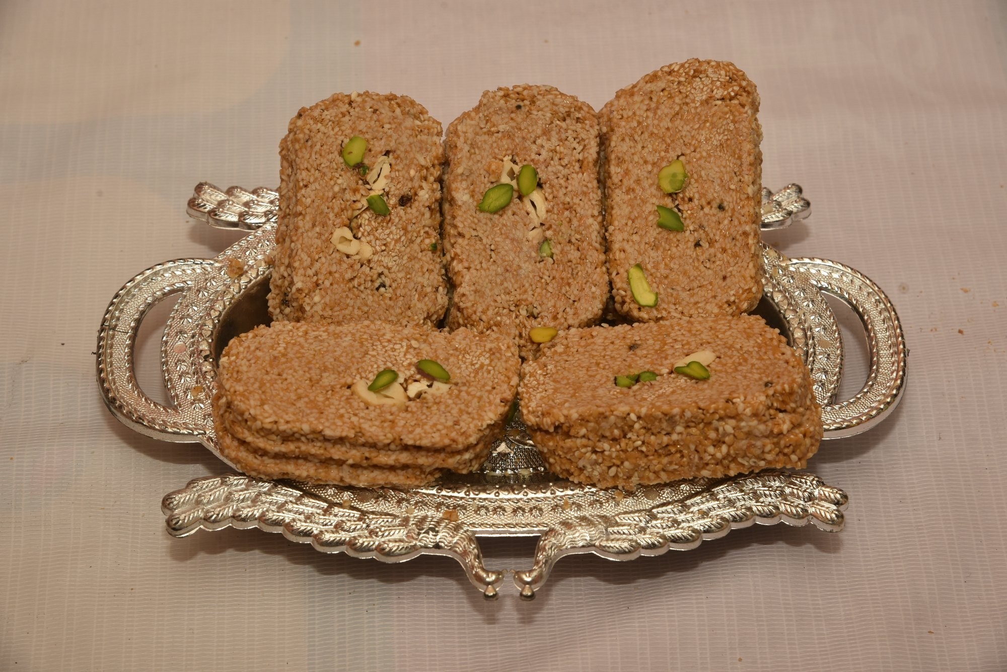 MK AGRA GUR GACHAK 400 GM