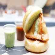 Samosa Pav (Served With Onions And Chutneys)