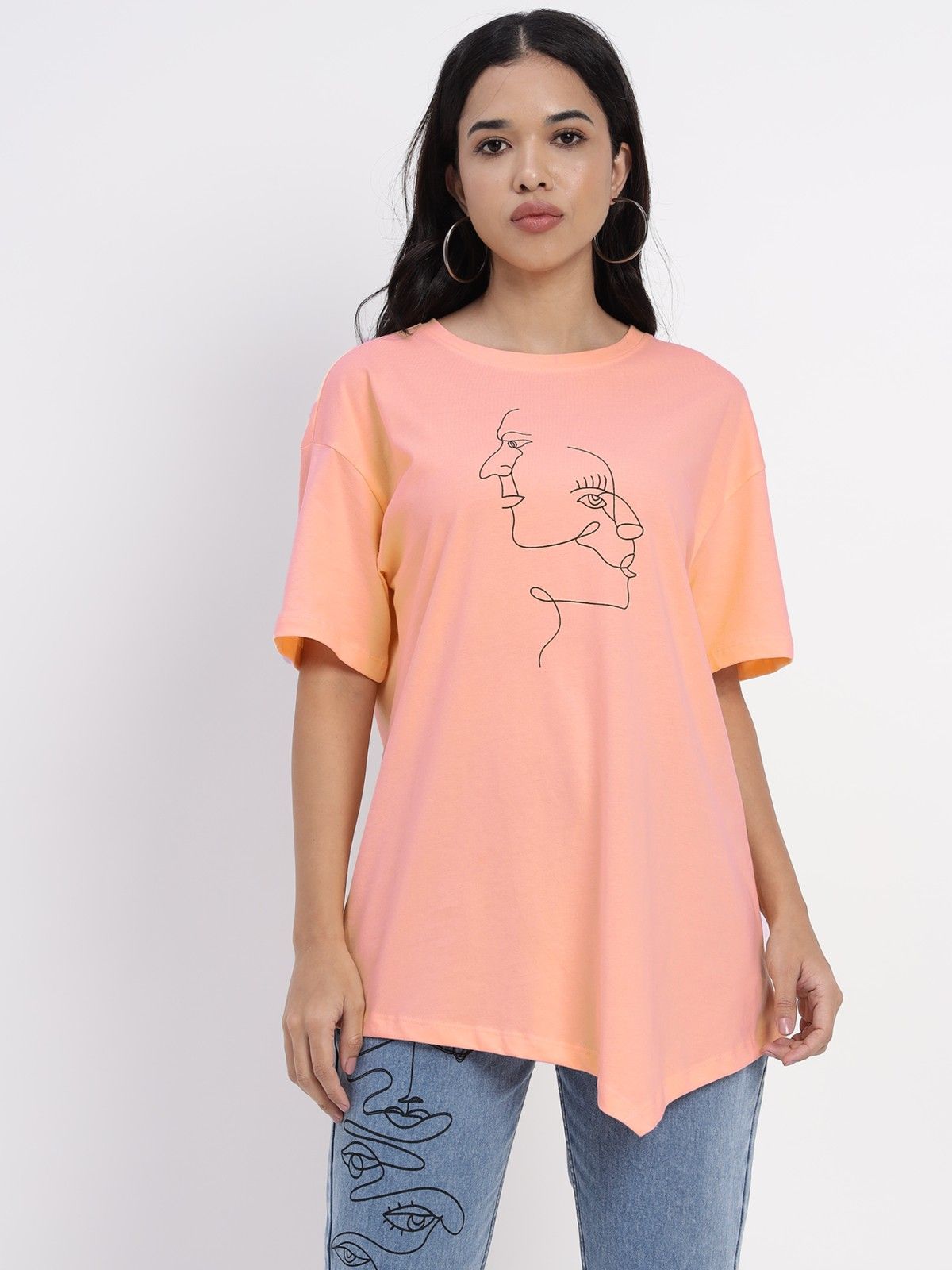 Peachcoloured Tshirt with abstract face print